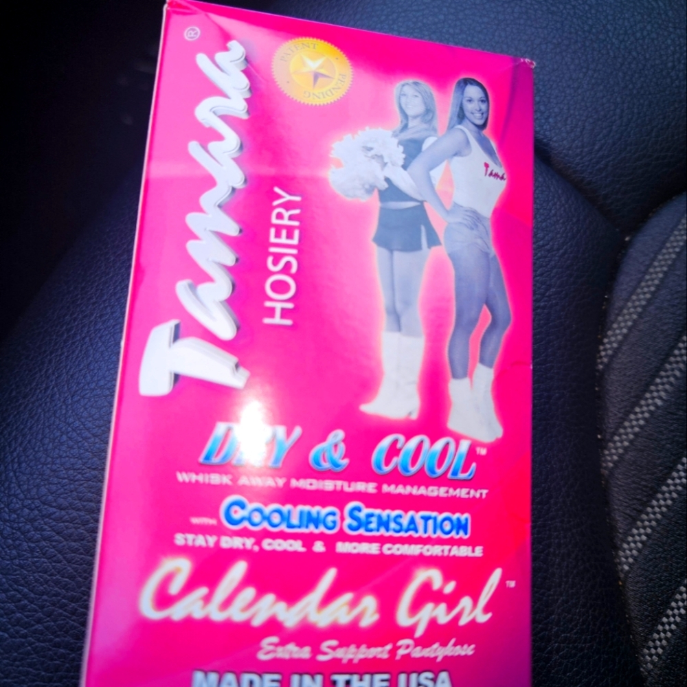 New In Box Hooters Pantyhose Lt Suntan C  5'3-5'8 105-140
